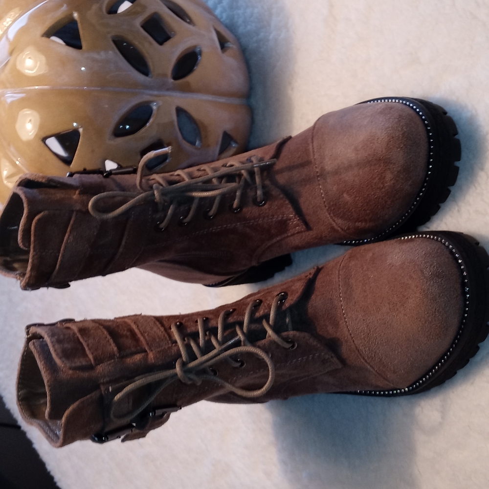 Beautiful Brand New Boots - Picture 2 of 14